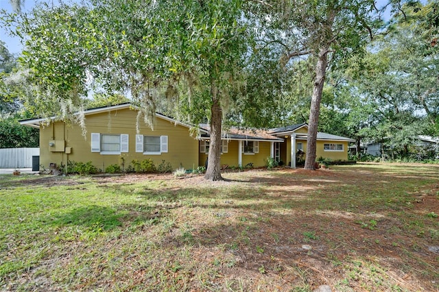 view of front of home featuring a front yard