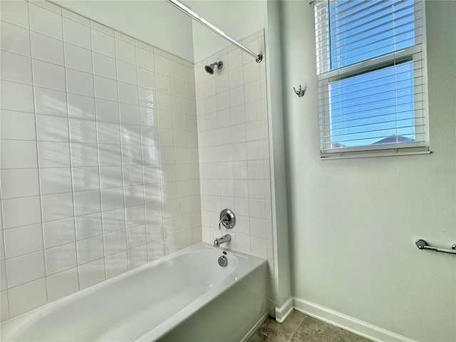 bathroom with tiled shower / bath combo