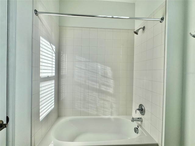 bathroom featuring tiled shower / bath and a wealth of natural light