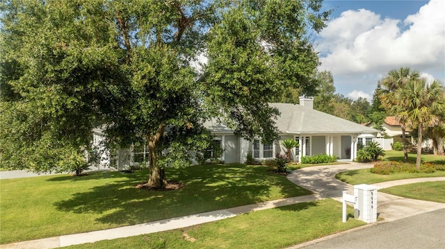 view of front facade featuring a front lawn