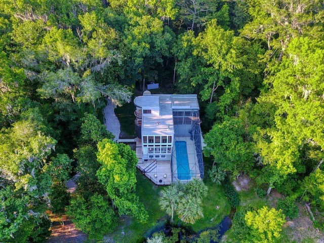 birds eye view of property featuring a wooded view