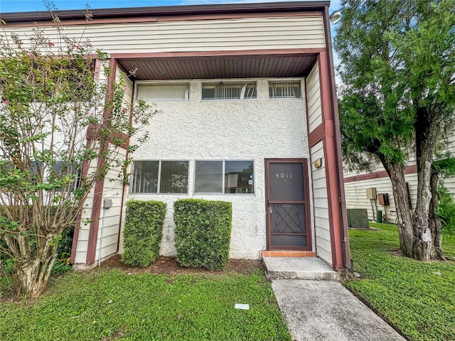 view of front of home featuring a front lawn