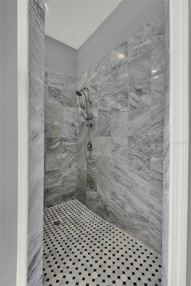 bathroom featuring tiled shower