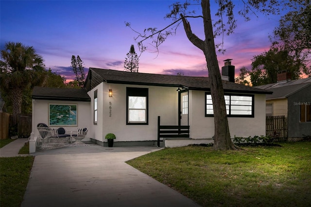 view of front of house featuring a lawn