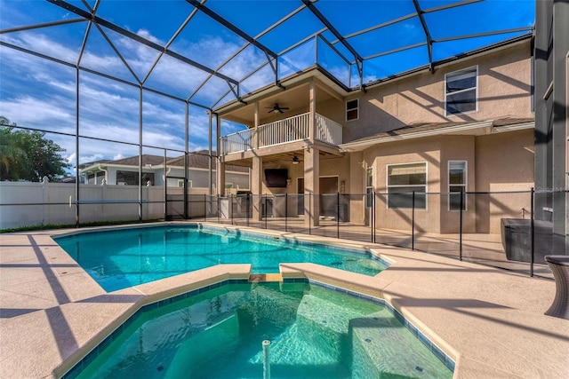 view of pool with an in ground hot tub, a patio area, ceiling fan, and a lanai