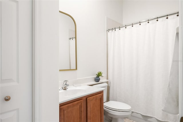 bathroom featuring a shower with shower curtain, vanity, and toilet