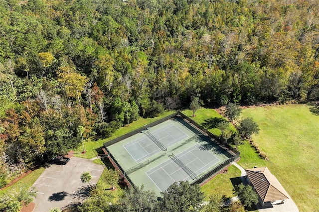 birds eye view of property featuring a forest view