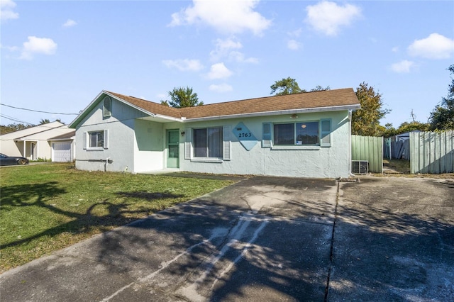 view of front of property featuring a front lawn