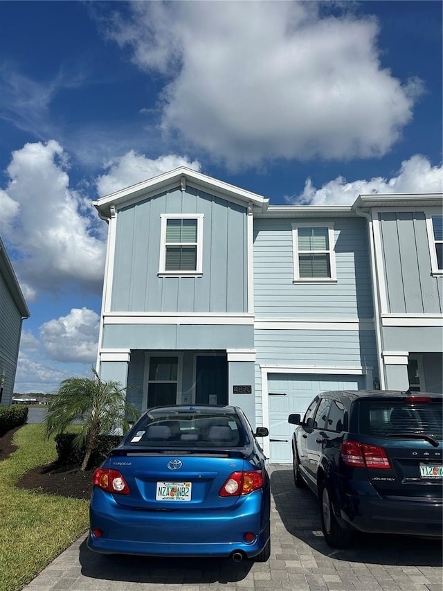 view of front facade featuring a garage