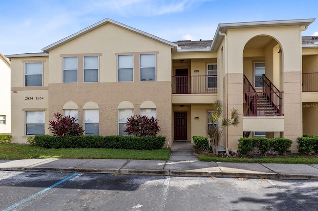 townhome / multi-family property featuring a balcony