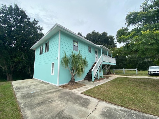 view of front of property with a front lawn