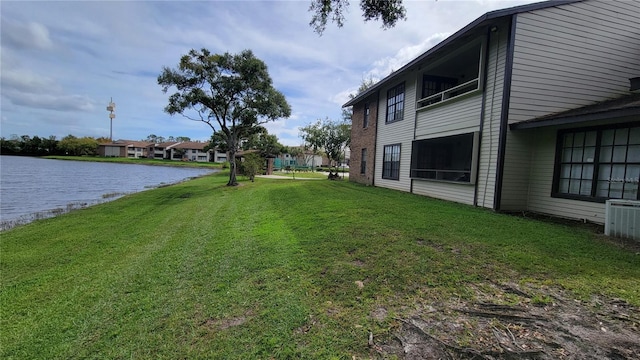 view of yard featuring a water view