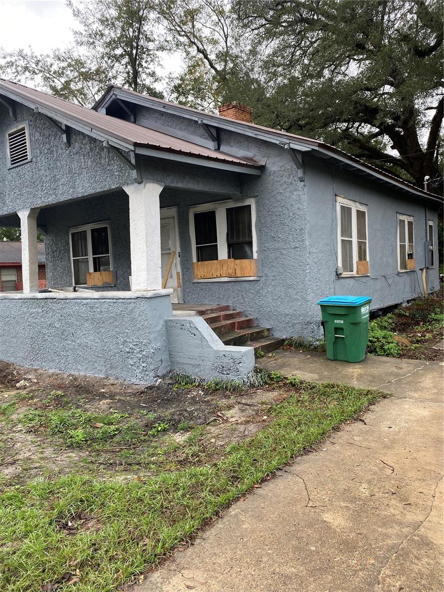 view of front of house featuring covered porch