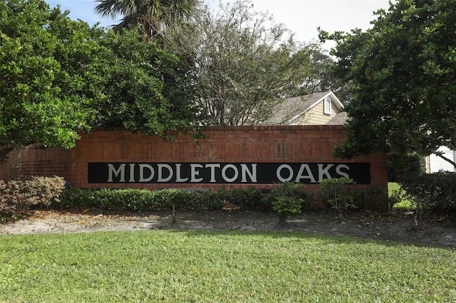 community sign with a yard