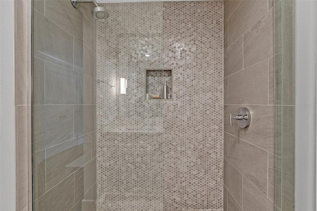 bathroom featuring a tile shower