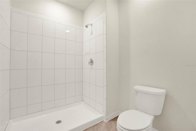 bathroom featuring toilet and tiled shower