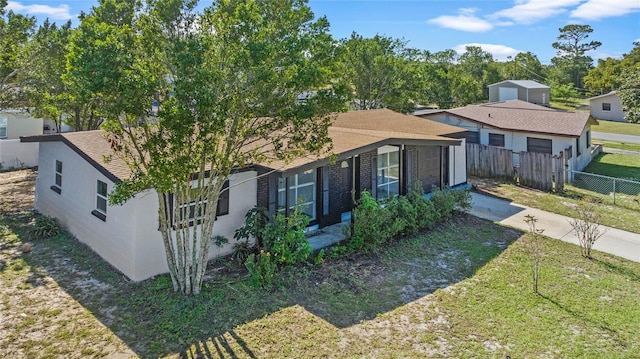 view of front of home featuring a front lawn