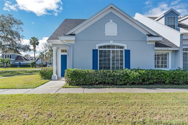 view of front facade with a front yard