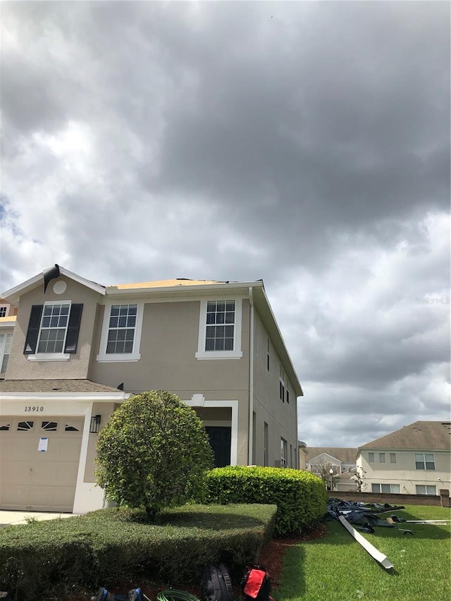 view of front of house featuring a garage and a front yard