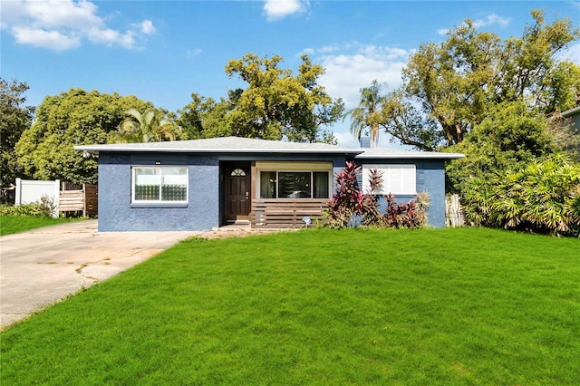 view of front facade with a front yard