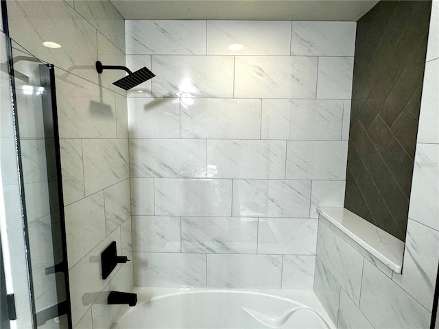 bathroom with tiled shower / bath combo