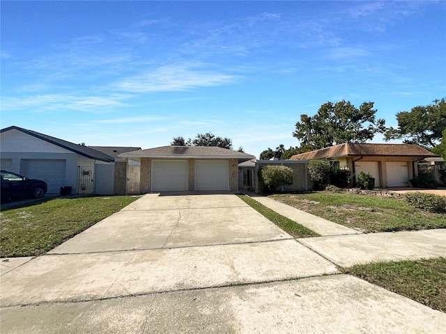 ranch-style house featuring a front yard