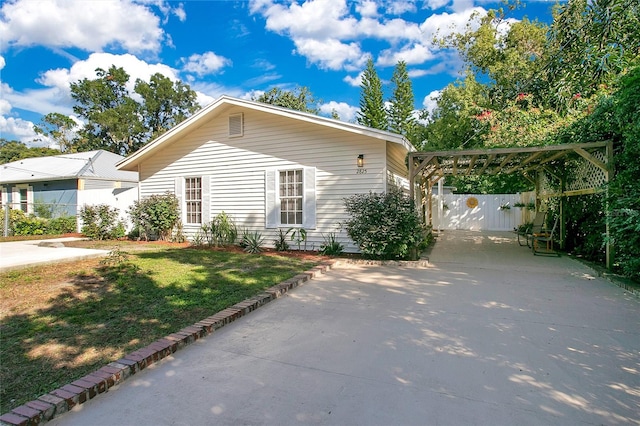 view of front of home featuring a front lawn