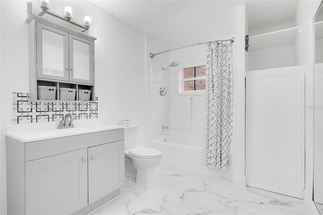 full bathroom with shower / tub combo with curtain, vanity, toilet, and backsplash