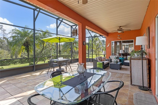 sunroom with ceiling fan