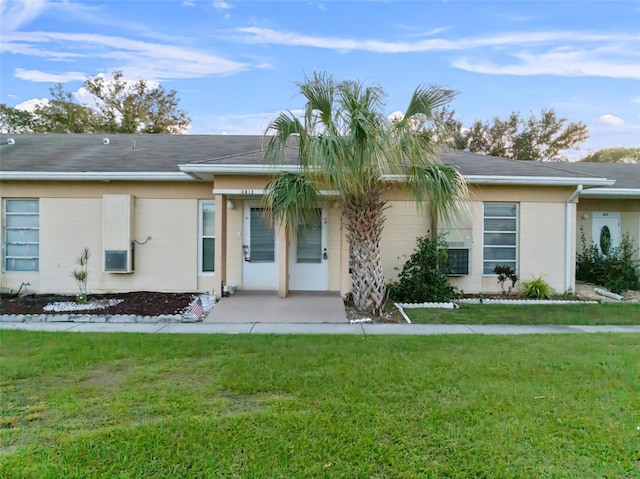 single story home featuring a front lawn