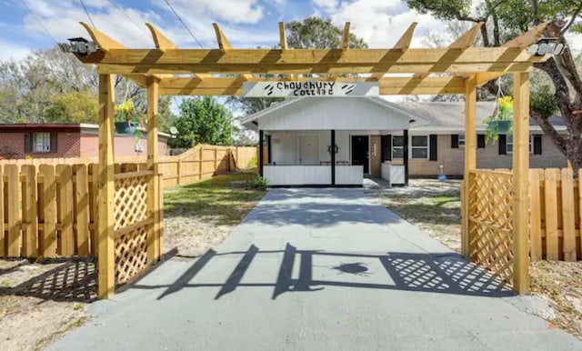 view of front of property