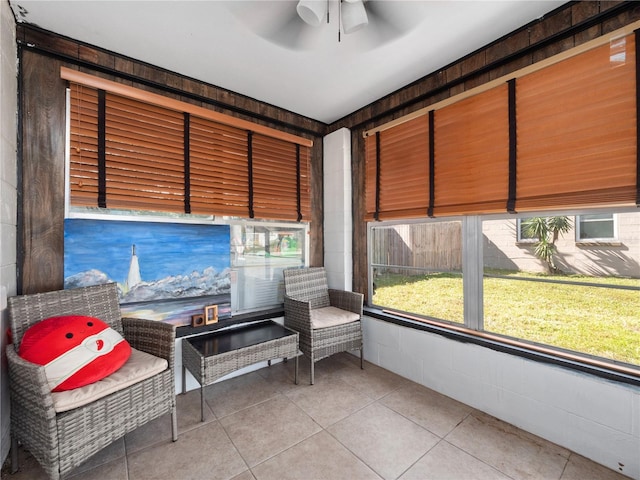 sunroom with ceiling fan