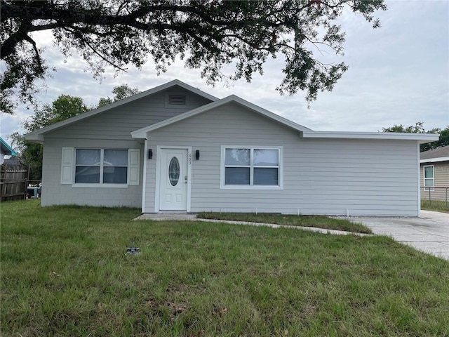 view of front of house featuring a front yard