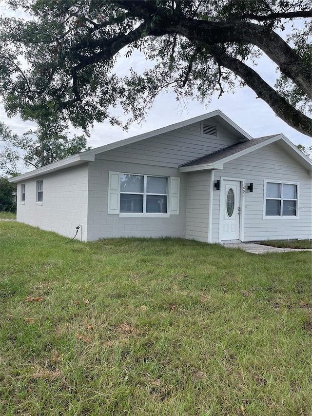 single story home with a front lawn