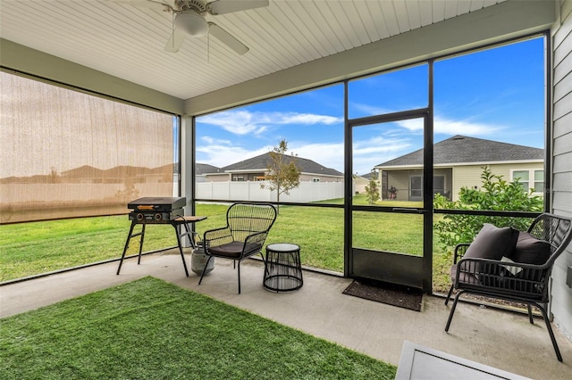 sunroom with ceiling fan