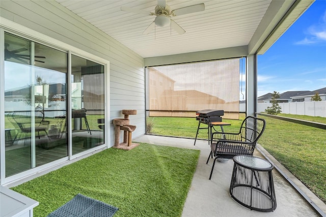 sunroom with ceiling fan