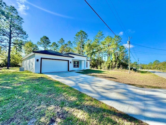 view of front facade featuring a garage and a front yard