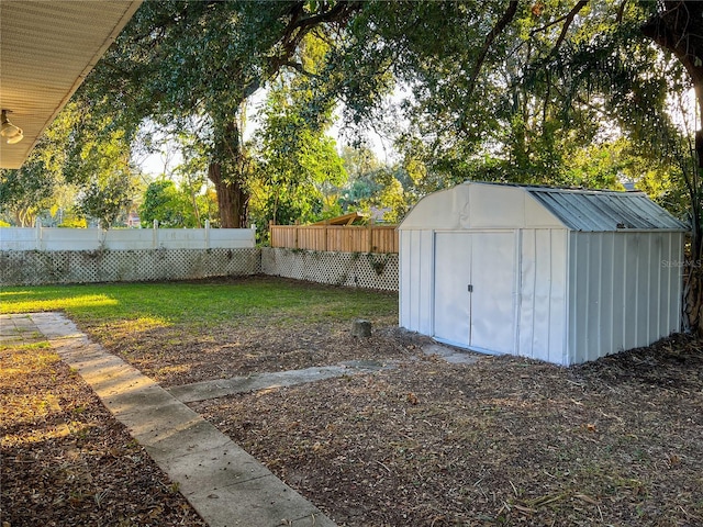 view of yard with a storage unit