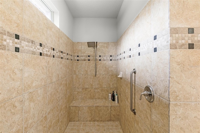 bathroom featuring a tile shower