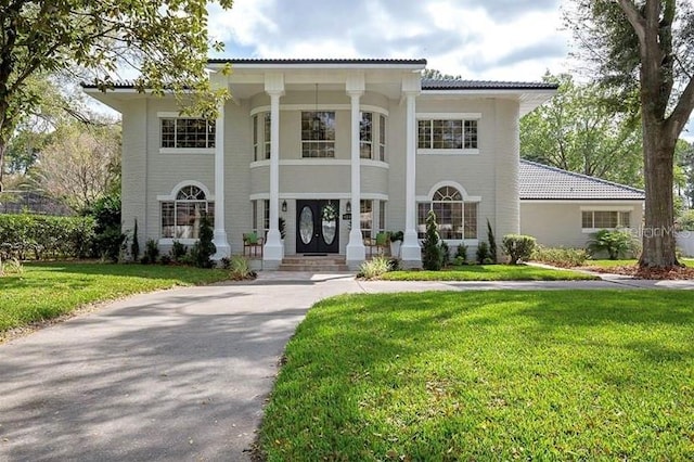 view of front of home featuring a front lawn