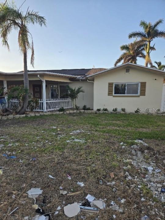 view of front of house featuring a front yard