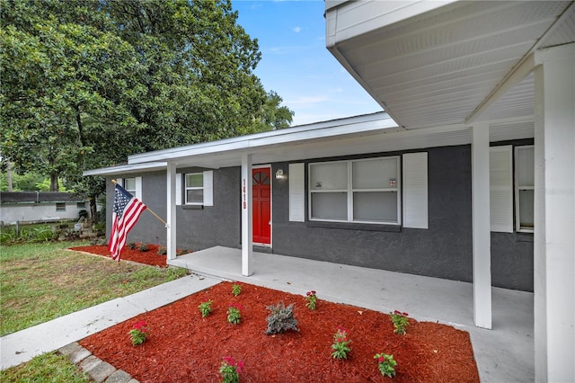 view of front of property with covered porch and a front lawn