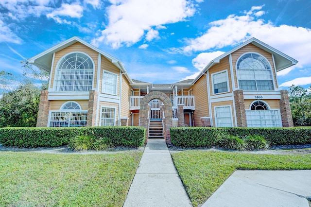 view of front of house featuring a front lawn