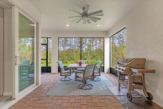 sunroom with ceiling fan