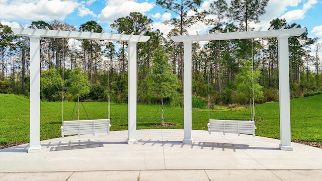 view of property's community featuring a lawn