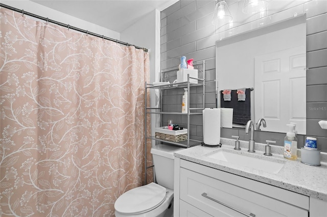 bathroom with a shower with curtain, vanity, toilet, and tasteful backsplash