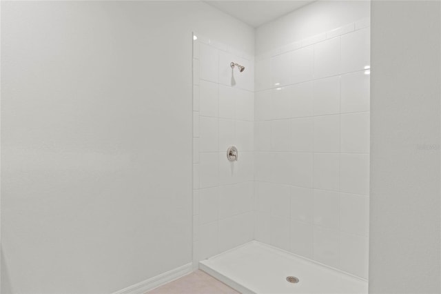 bathroom featuring tiled shower