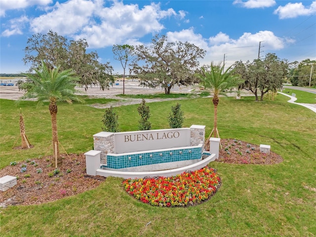 community / neighborhood sign featuring a lawn