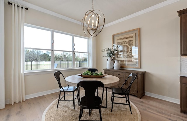 dining room featuring light hardwood / wood-style floors, an inviting chandelier, and ornamental molding