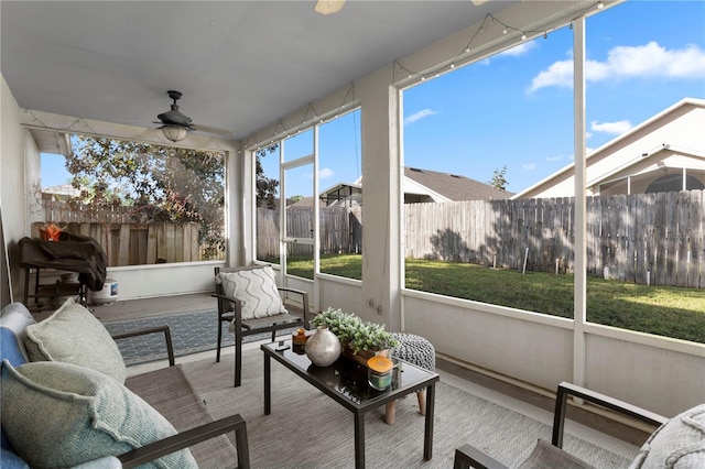 sunroom with ceiling fan